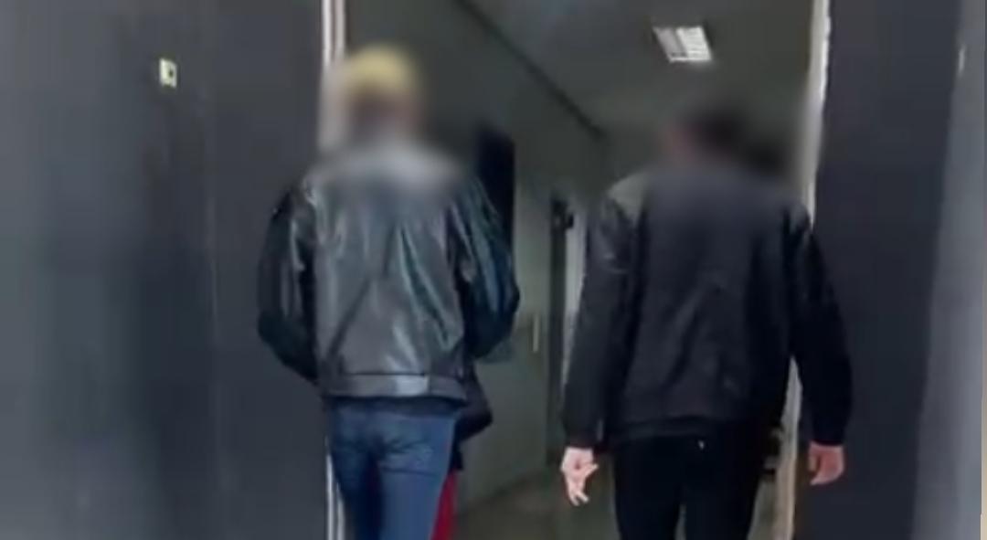 Vítima de agressão muda versão e dois acusados têm prisão revogada