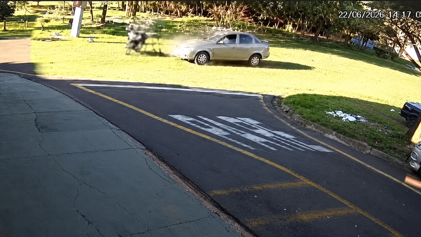 Motociclista tenta fazer conversão e é atingido por carro no Nova Franca