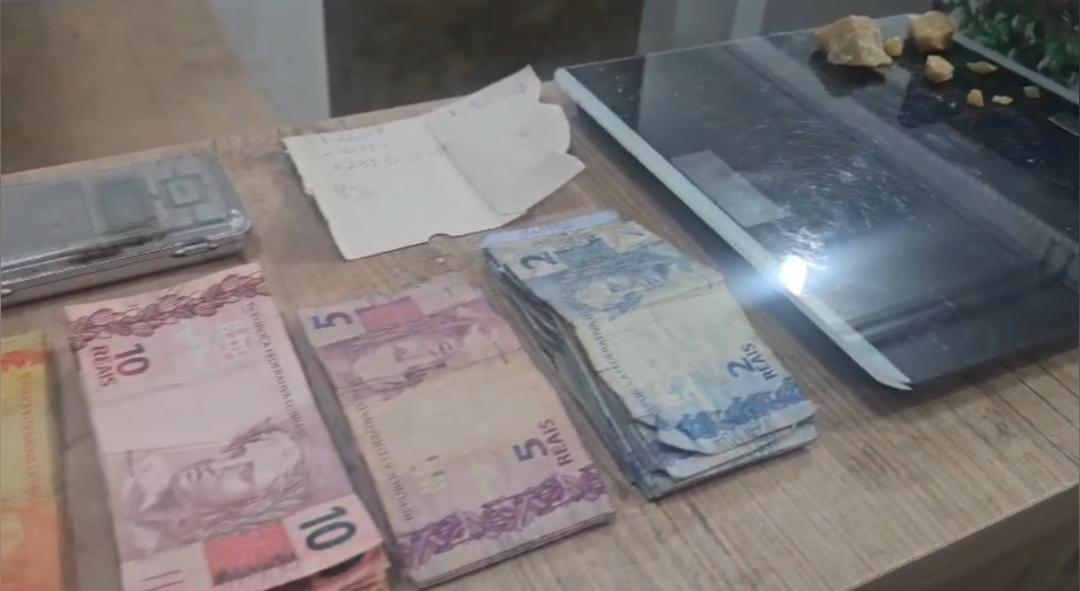 Adolescente é detido pela PM vendendo drogas em área de mata