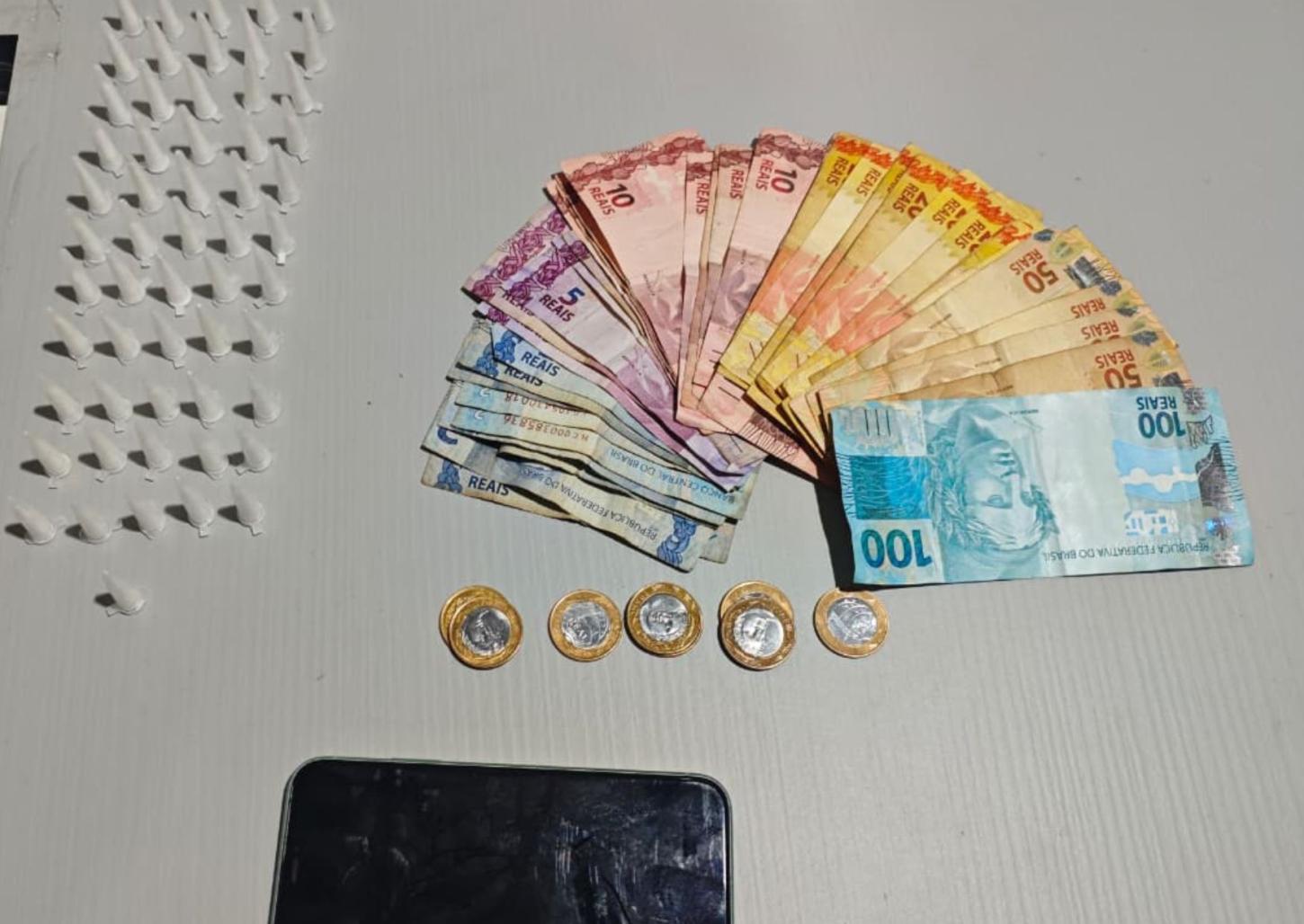 Baep apreende adolescente com 56 pinos de cocaína e mais de R$ 700