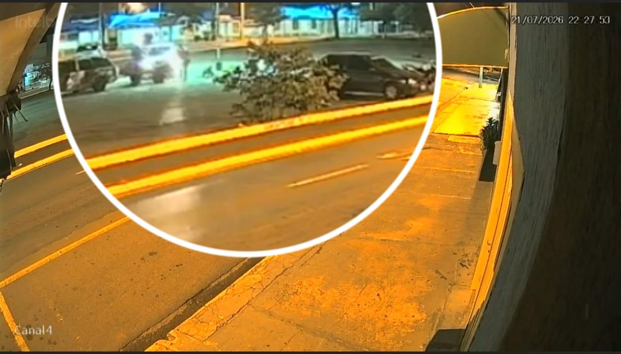 Câmera de segurança flagrou mulher sendo atropelada por dono de bar 