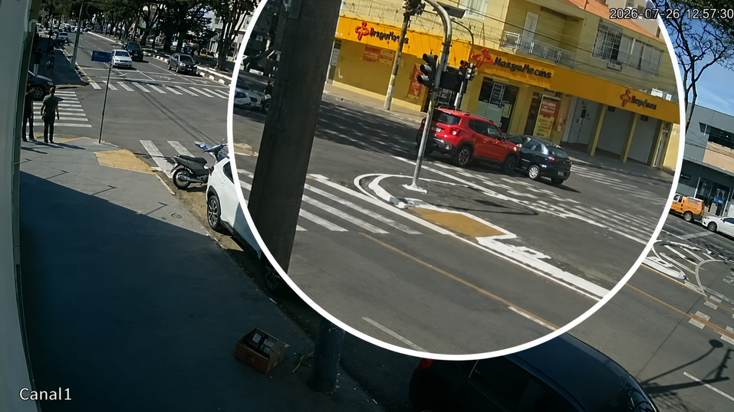 Câmera flagra acidente em avenida; idosa teria passado no sinal vermelho 