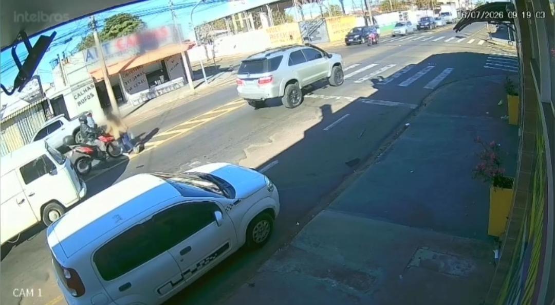 Câmera registra atropelamento de mulher na avenida Brasil