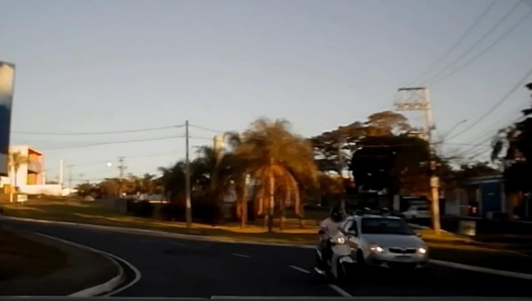 Câmera traseira de caminhonete registra acidente entre carro e moto