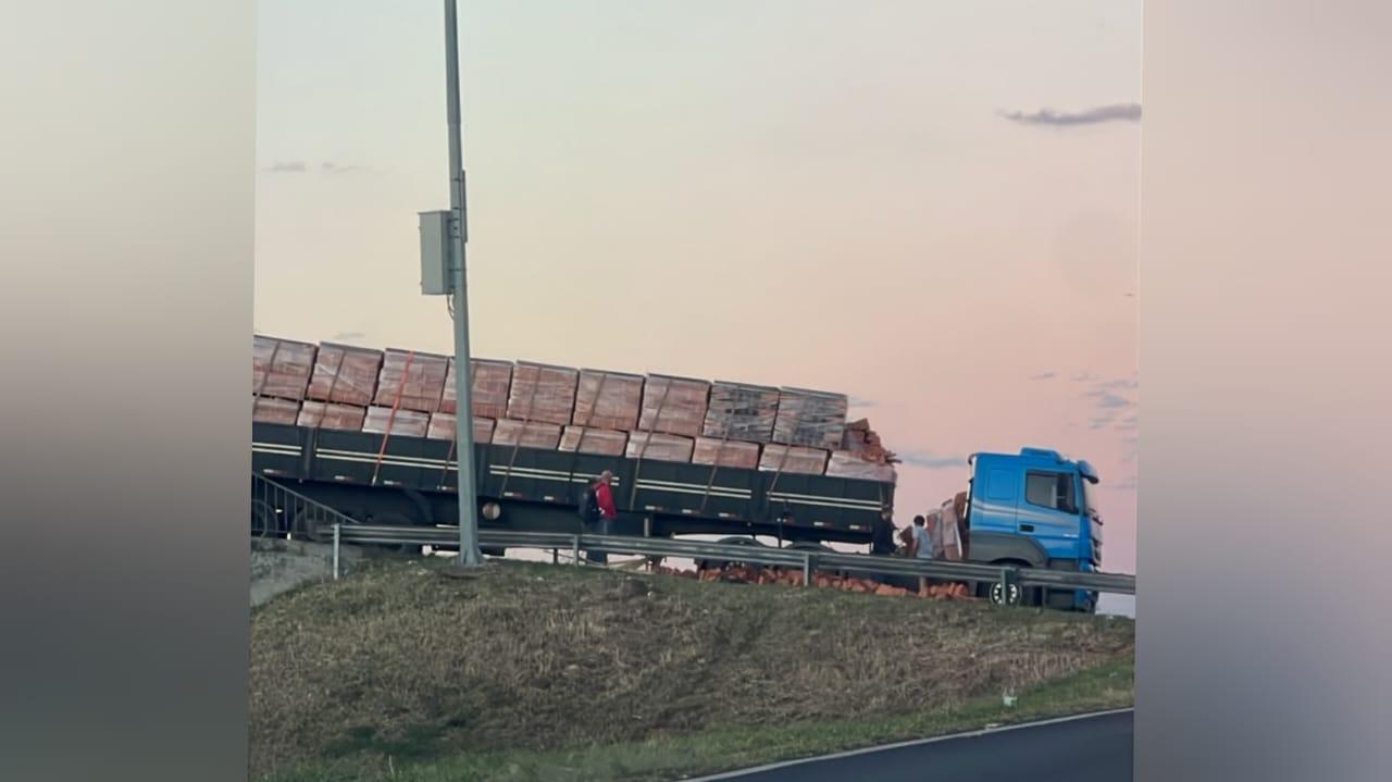 Carga de tijolos cai de caminhão e interdita ponte do Guanabara 