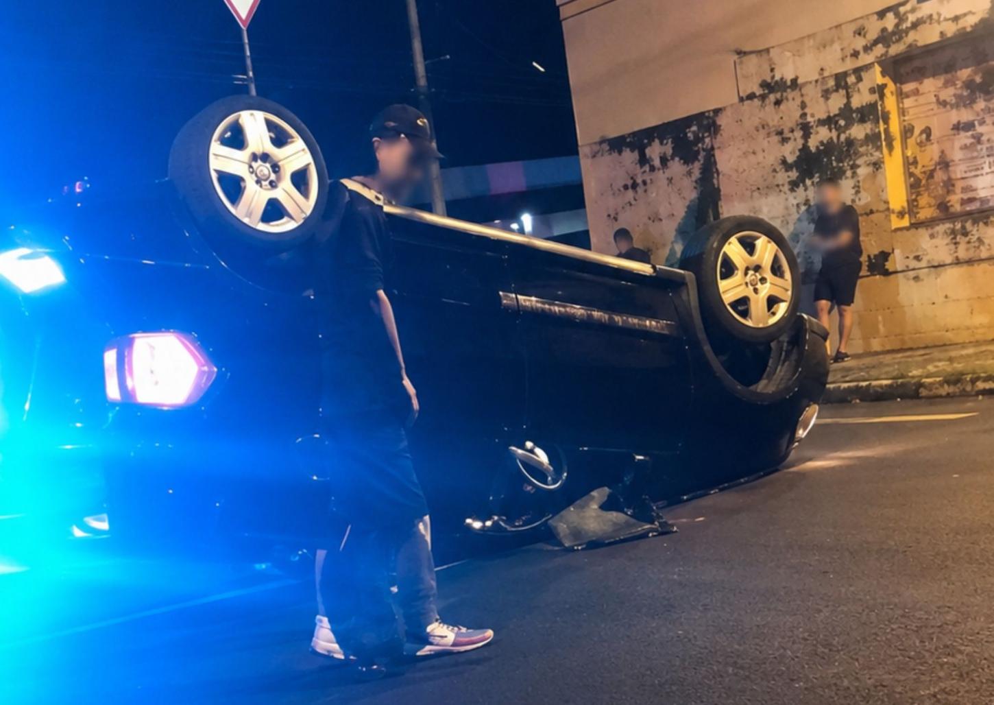  Carro capota após colisão na Vila Nova; semáforos estariam desligados 
