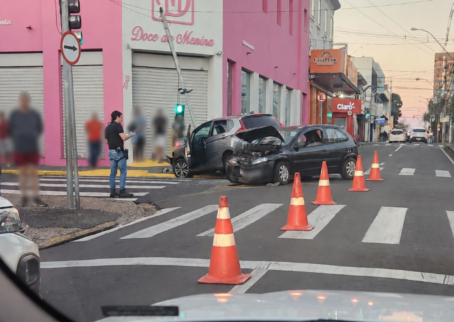 Carro derruba semáforo após colisão em cruzamento no Centro de Franca