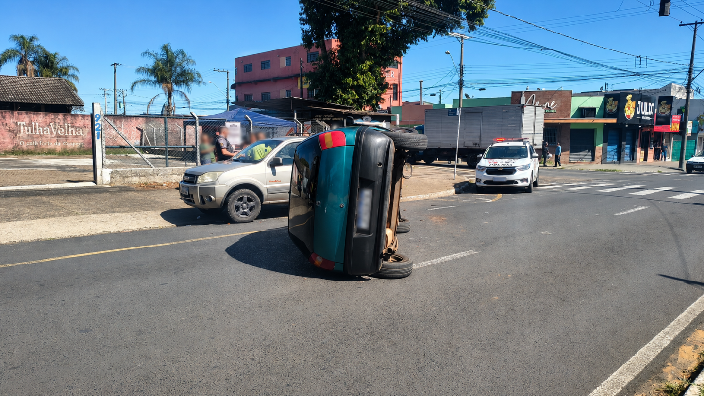 Carro tomba após colisão na Abrahão Brickmann