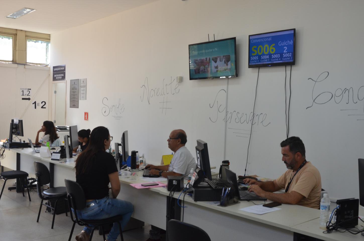 Emprega Franca abre 43 vagas para auxiliar de limpeza e logística