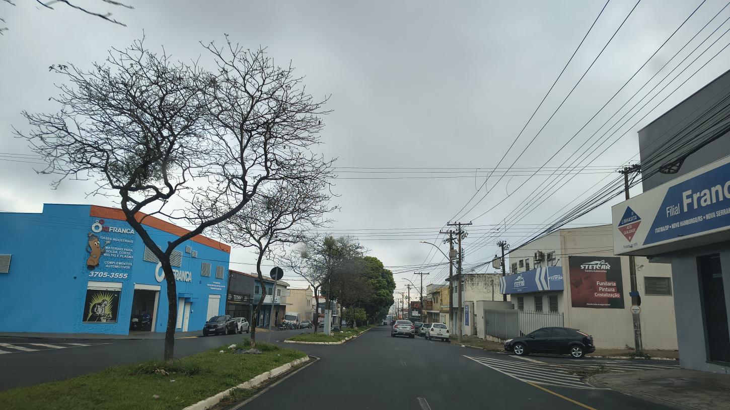 Frio nas manhãs, tempo seco e chance de chuva marcam a semana em Franca