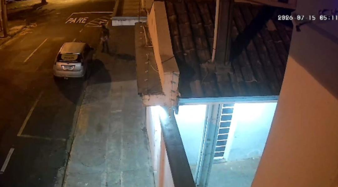Homem furta bateria e objetos de carro de aplicativo na Chico Júlio