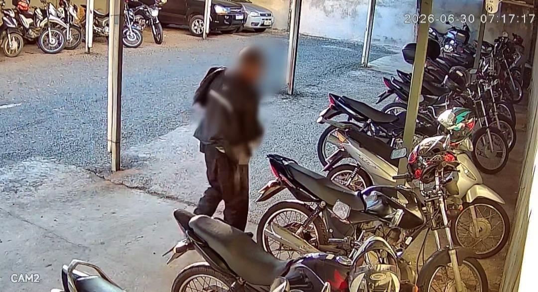 Homem invade estacionamento e furta capacetes e outros objetos no Centro