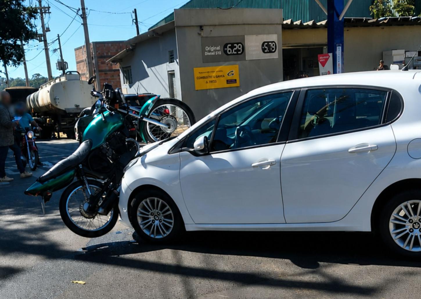 Homem sem CNH é preso após empinar moto e causar acidente em Cristais 