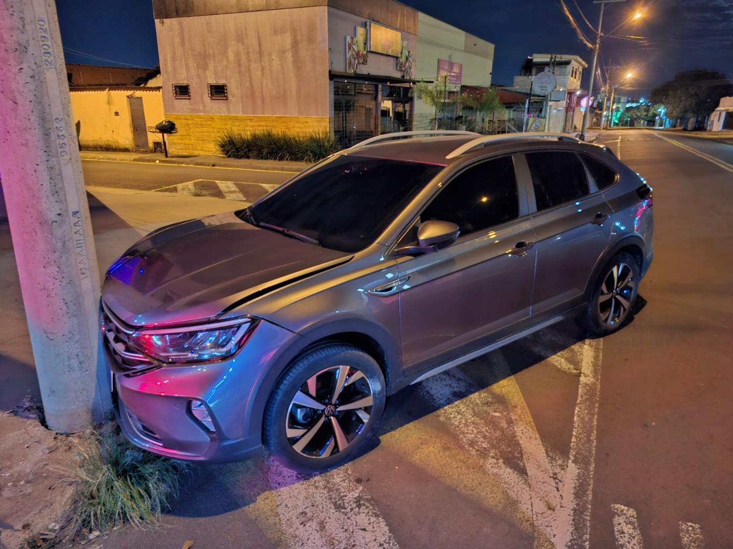 Homem tenta fugir com carro roubado, bate veículo e é preso no Progresso 
