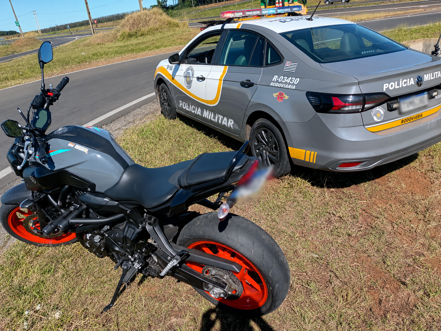 Jovem tenta fugir da PMR, é multado em R$ 10 mil, tem moto apreendida e é preso 