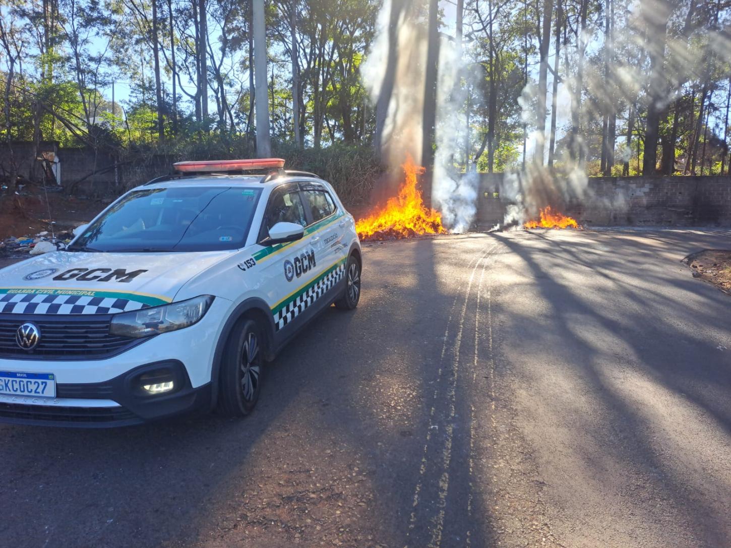 Homem é multado pela GCM em R$ 16 mil por descarte irregular e incêndio 