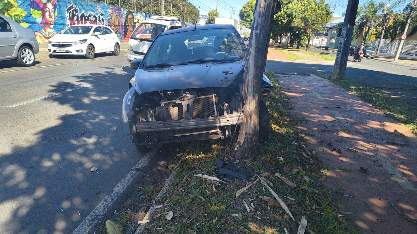Após colisão, motorista perde controle, sobe em canteiro e bate em árvore 