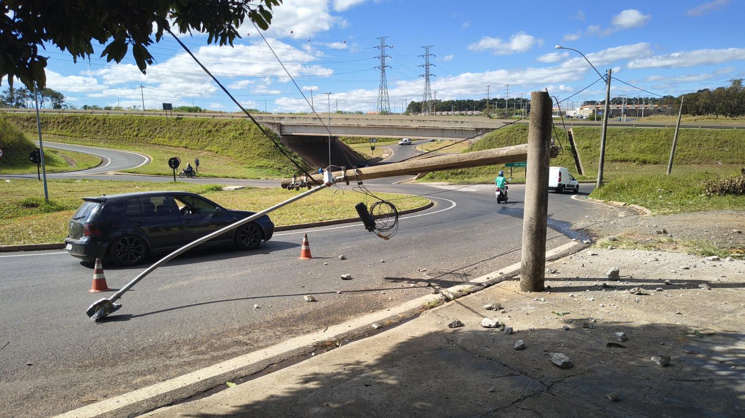 Motorista de caminhão-cegonha derruba poste no São Domingos 