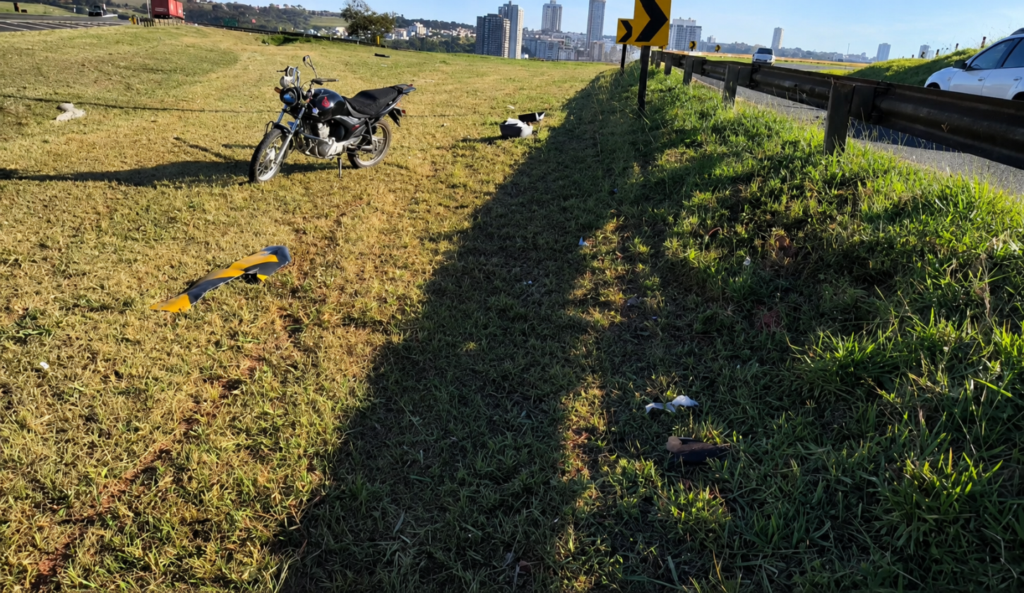 Motociclista bate em defensa metálica e arranca placa na Ronan Rocha 