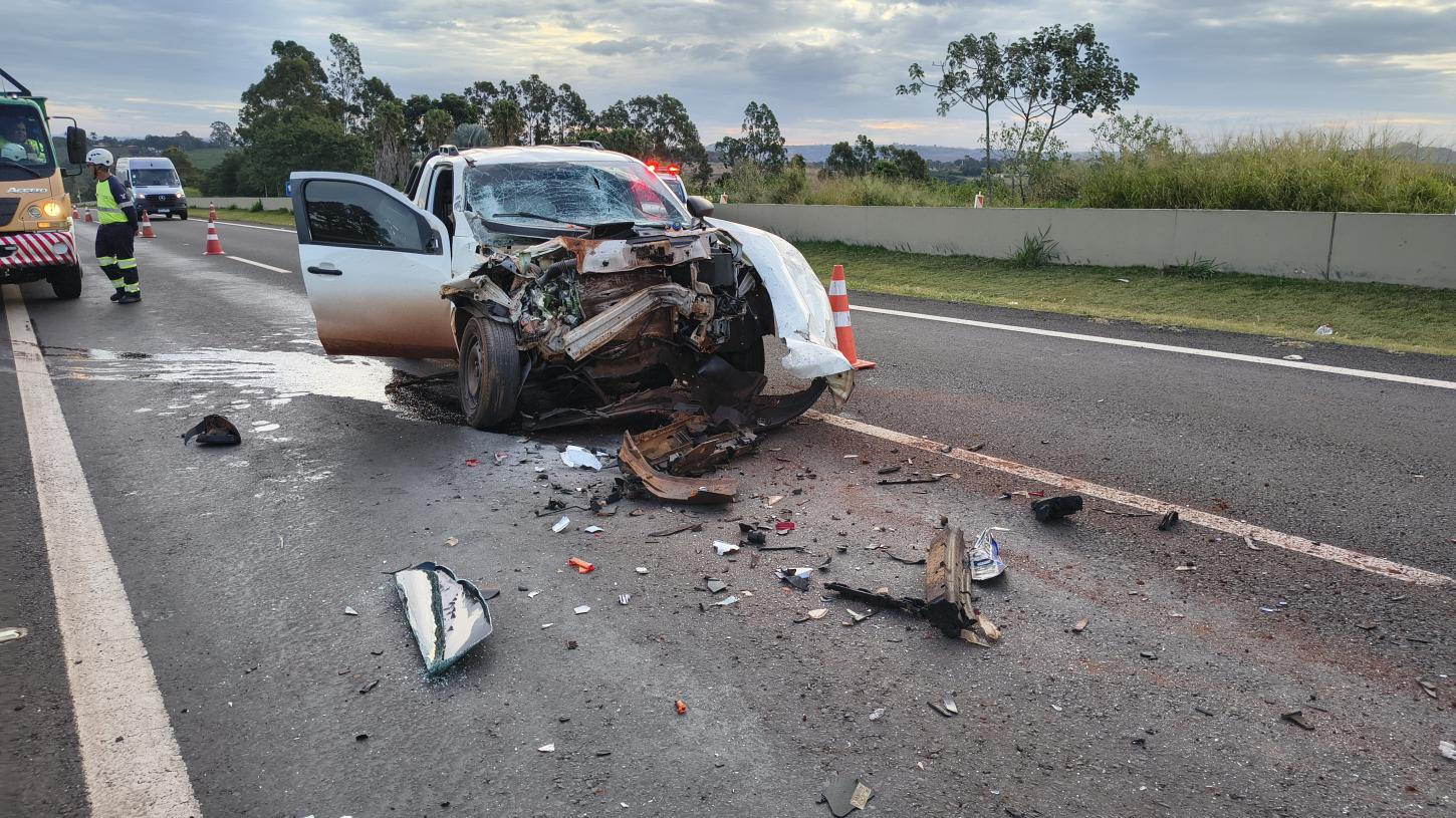 Jovem bate carro na traseira de caminhão e fica ferido 
