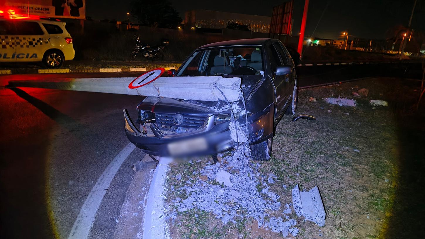 Motorista bate em carro e derruba poste na avenida Adhemar de Barros
