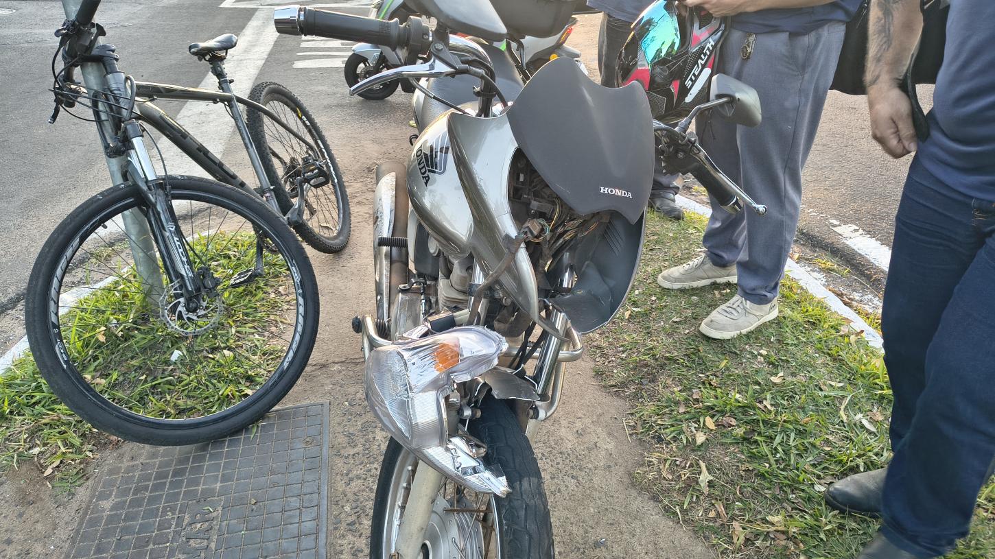 Sol atrapalha visão de motociclista que bate em caminhão na São Vicente 