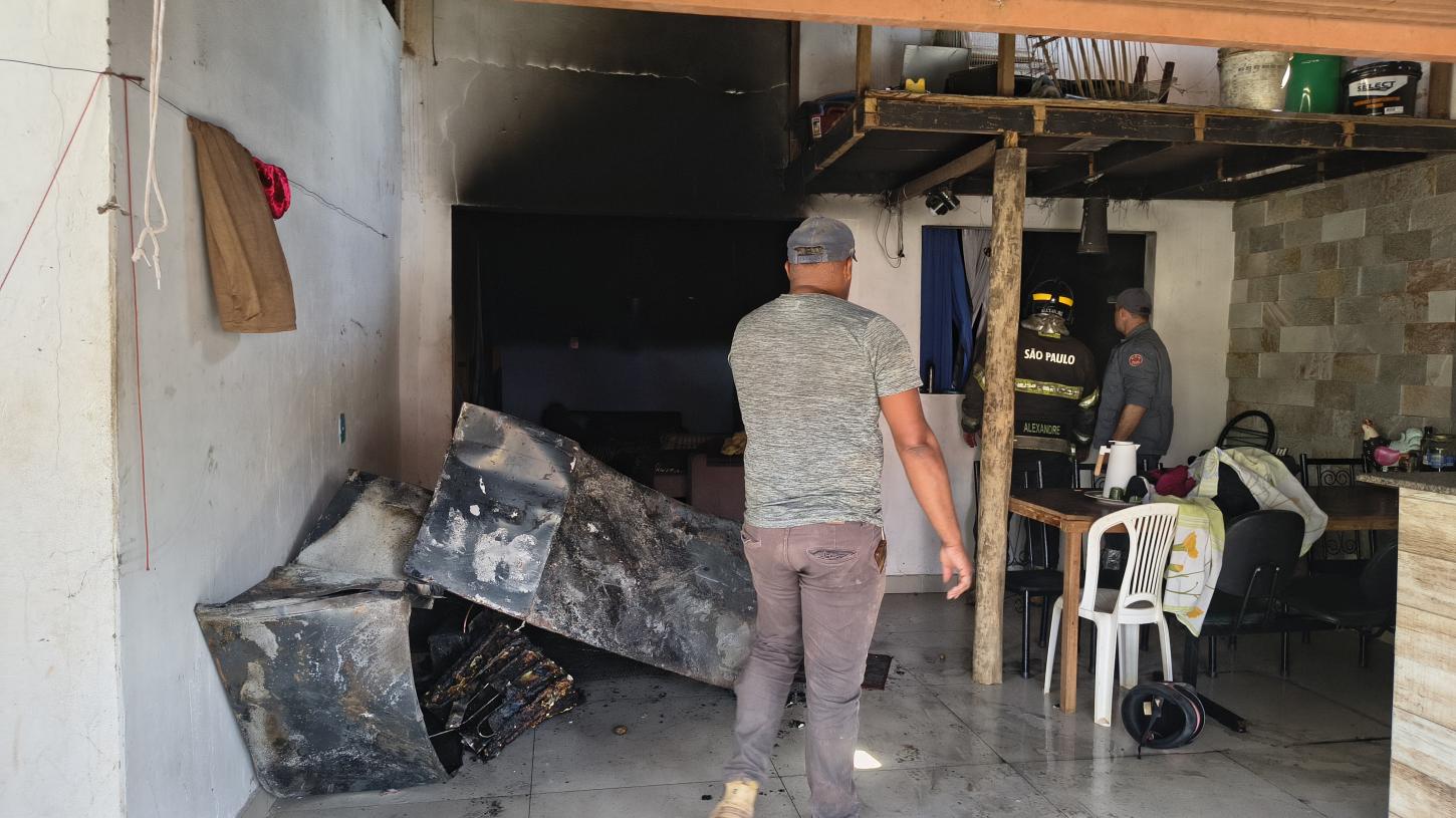 Incêndio atinge residência no Jardim Ipanema; morador estava dormindo 