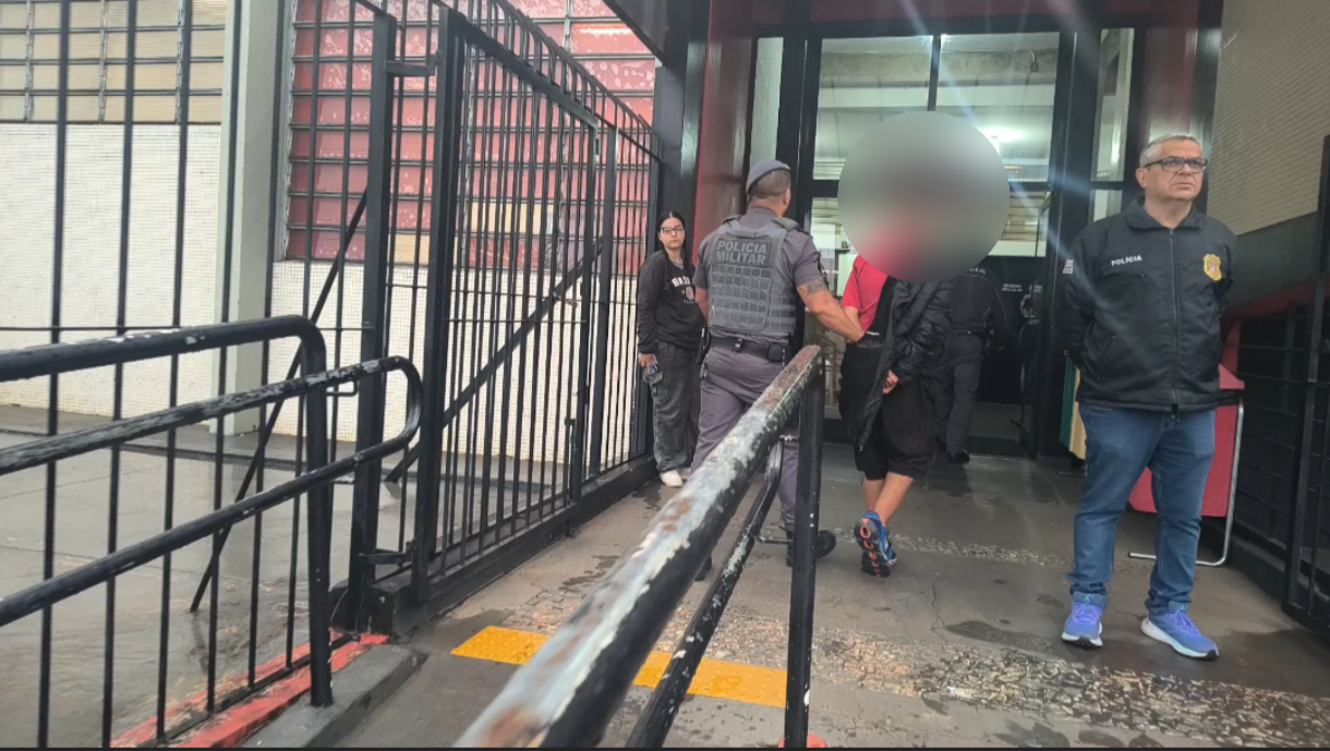 Adolescente do Copacabana é flagrado pela PM vendendo drogas no Esmeralda 