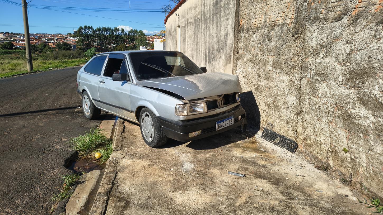 Motorista bate carro furtado em muro no Simões e foge 