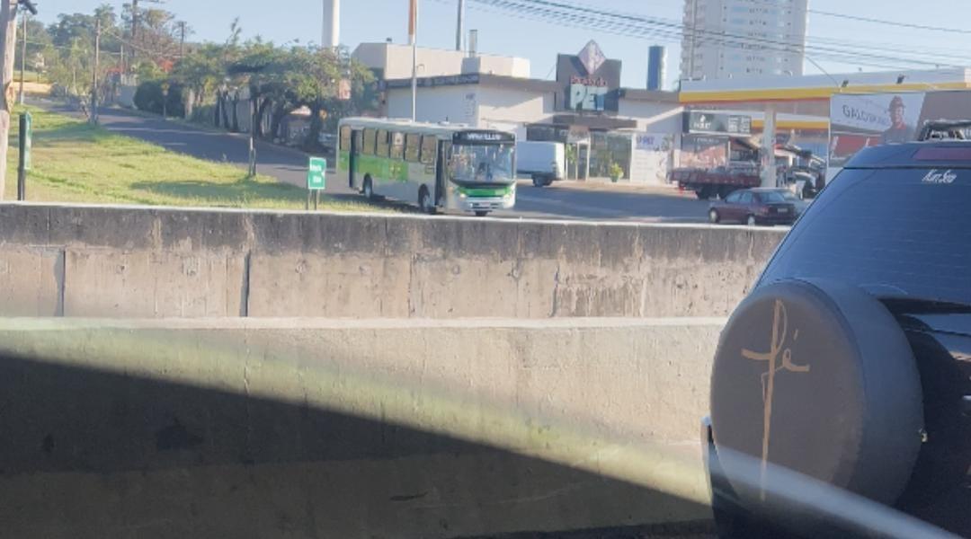 Ônibus da Mov Franca é flagrado trafegando pela contramão 