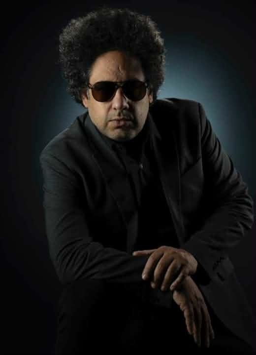 A foto oficial de Diego na web e cartazes de shows
