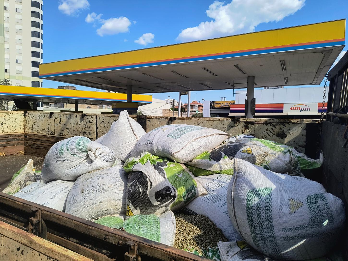 67 sacas de café furtadas em Itirapuã são recuperadas pela PM em Franca