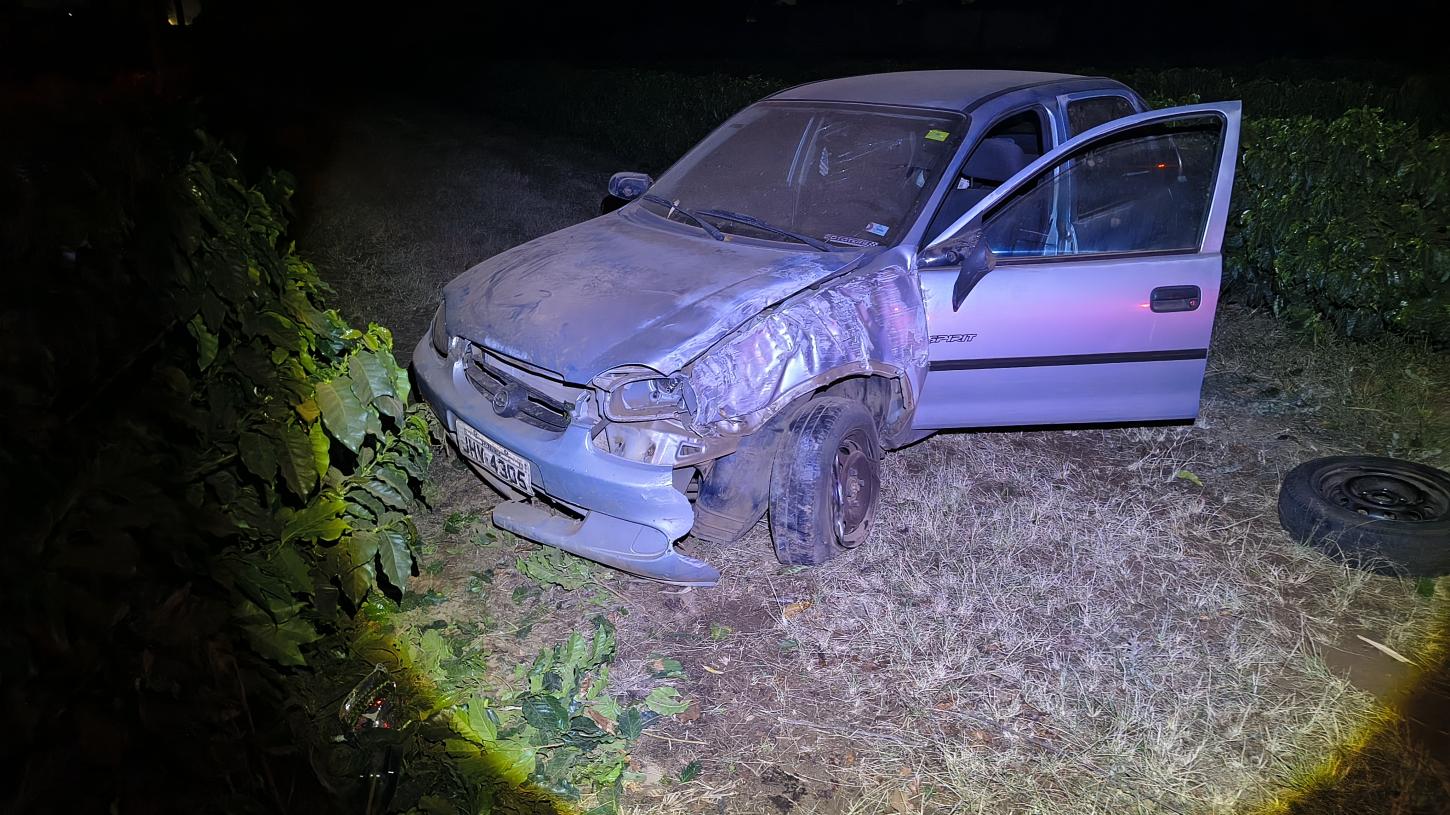 Mãe e filho vão parar em cafezal após capotamento em rodovia 