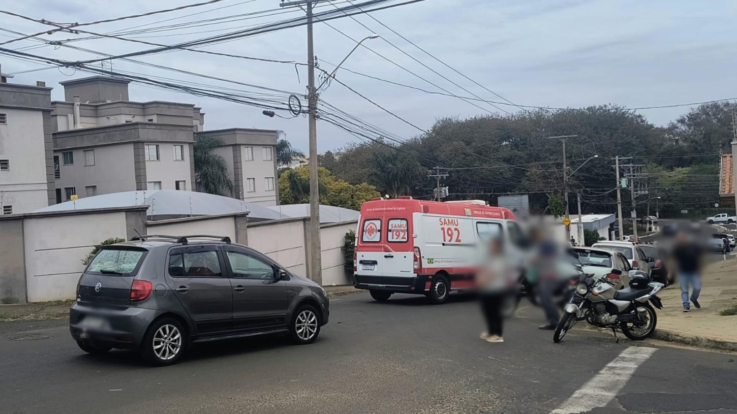 Acidente entre moto e carro deixa motociclista ferido na rua Goiás