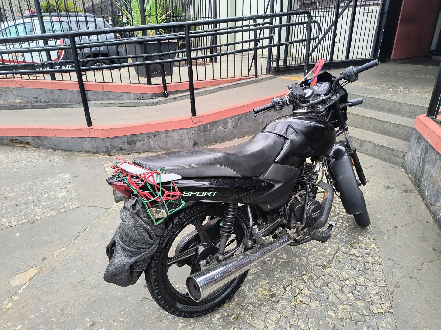 Adolescente de 14 anos é detido pela PM pilotando moto com placa encoberta