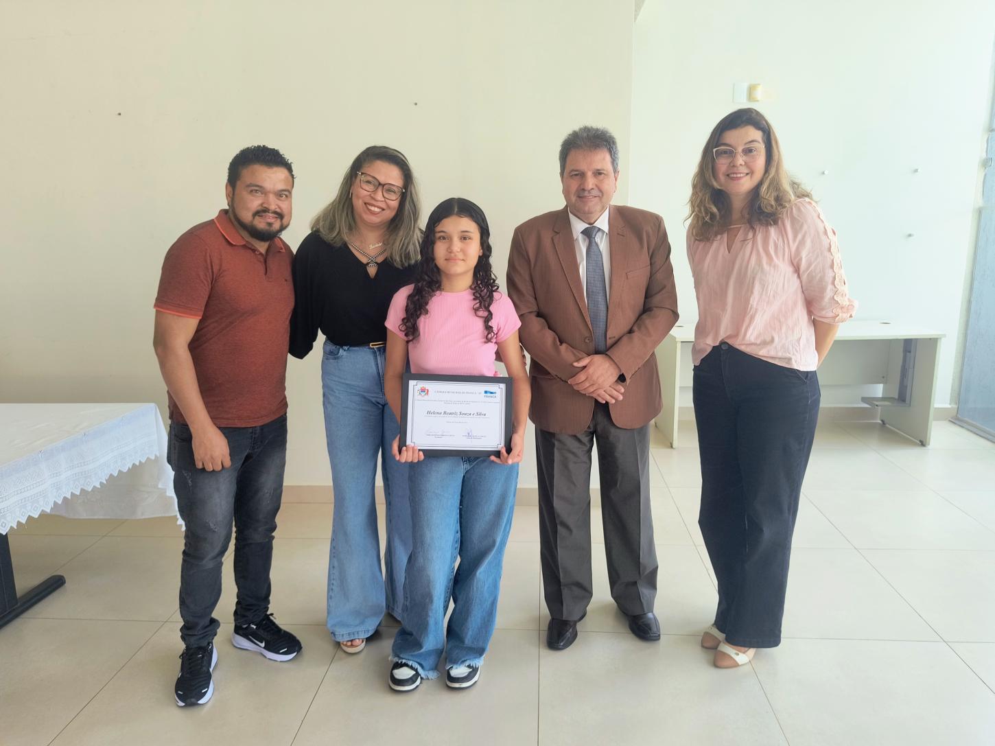 Aluna medalhista de ouro em olimpíada de matemática é homenageada pela Câmara