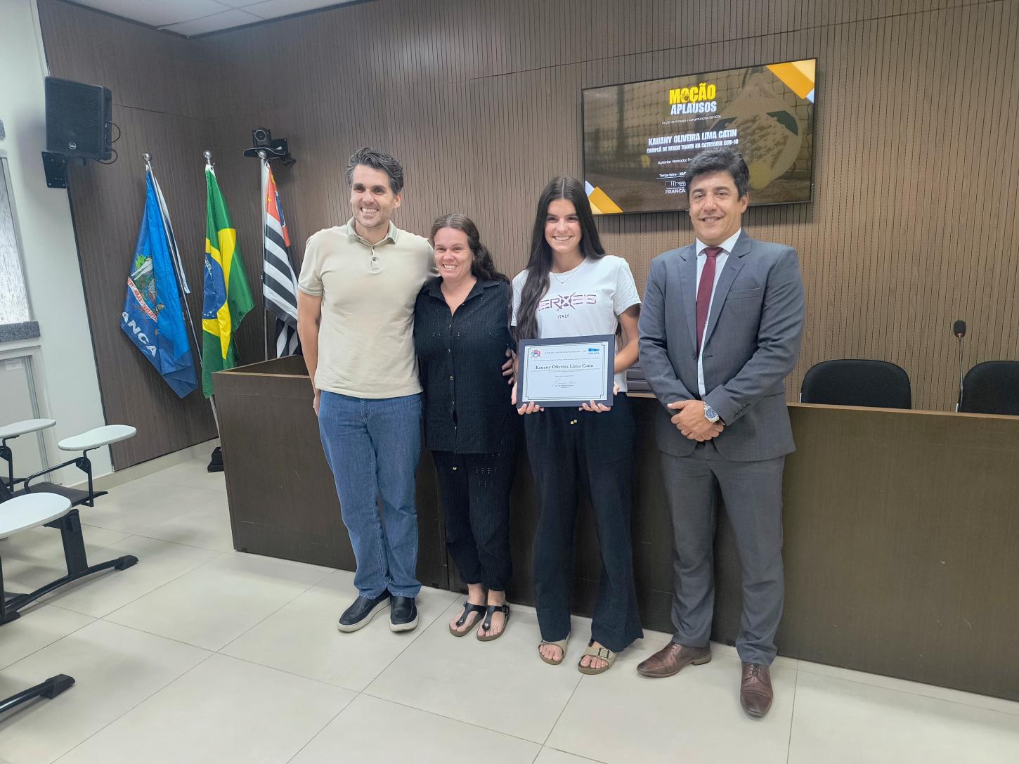 Atleta francana campeã mundial de Beach Tennis é homenageada pela Câmara