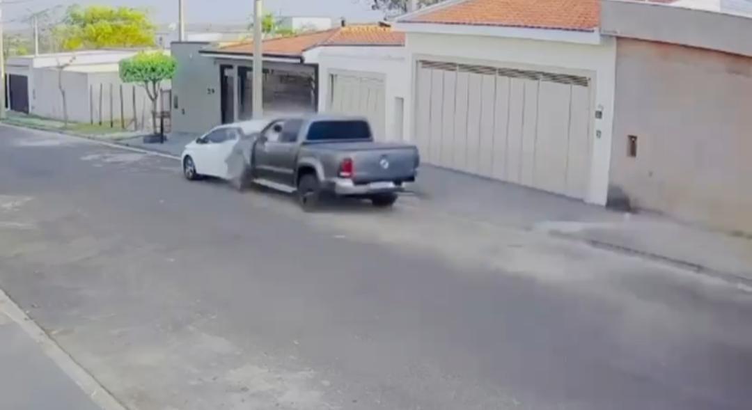 Caminhonete bate violentamente contra carro estacionado