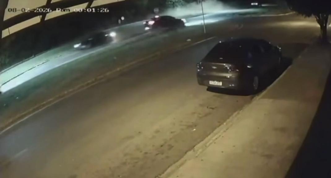 Câmera registra automóvel invadindo canteiro central na Tancredo Neves