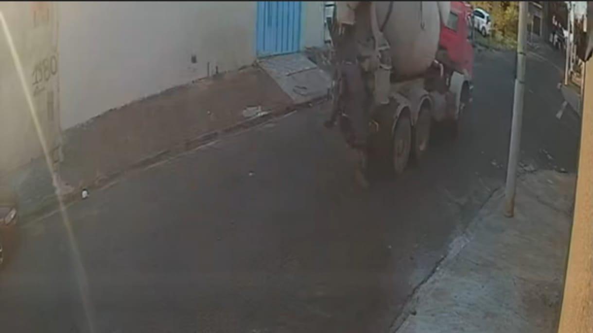 Caminhão betoneira esparrama concreto em rua do Aviação