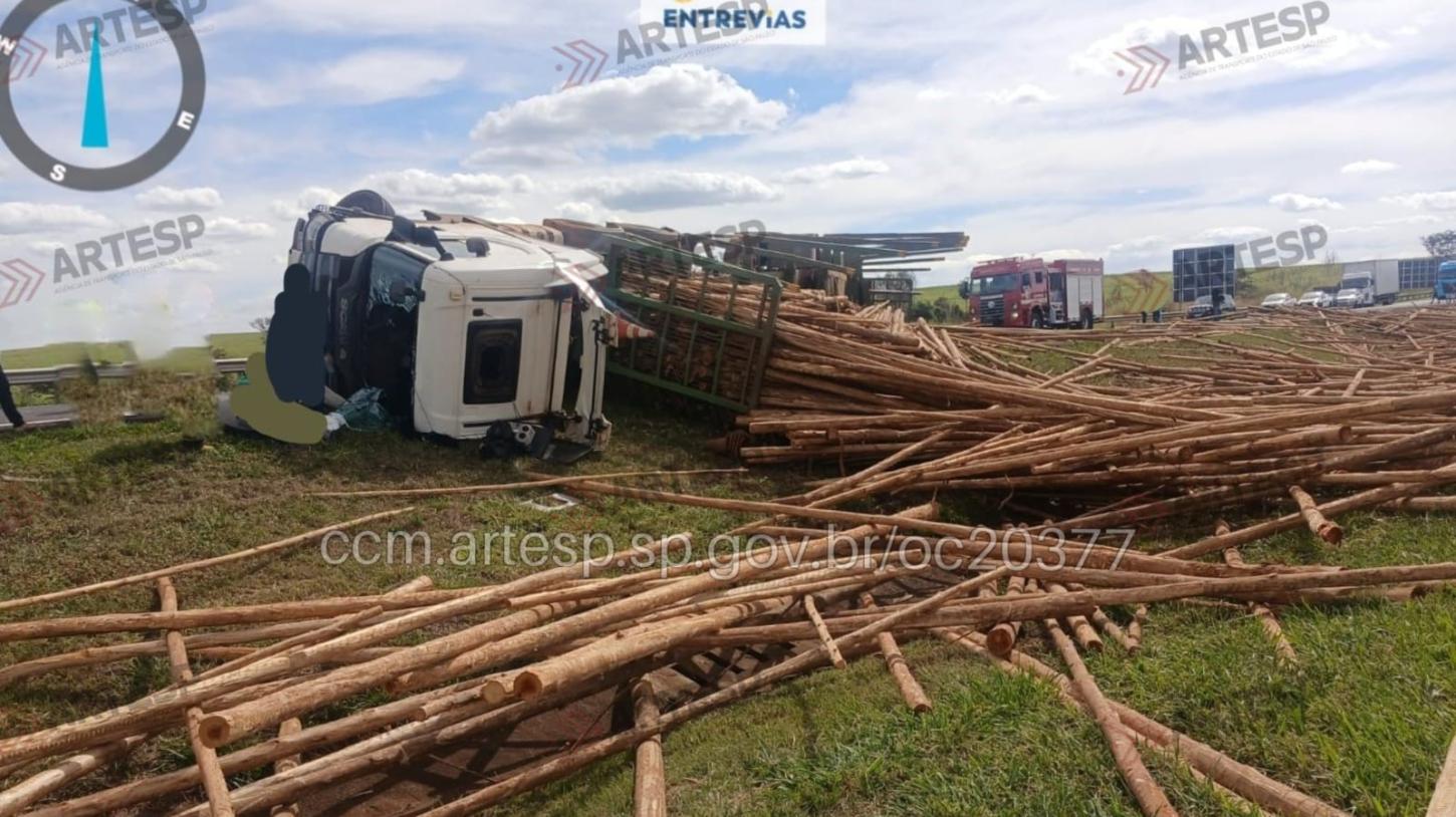 Carreta carregada com madeira tomba na rodovia Anhanguera em Ituverava