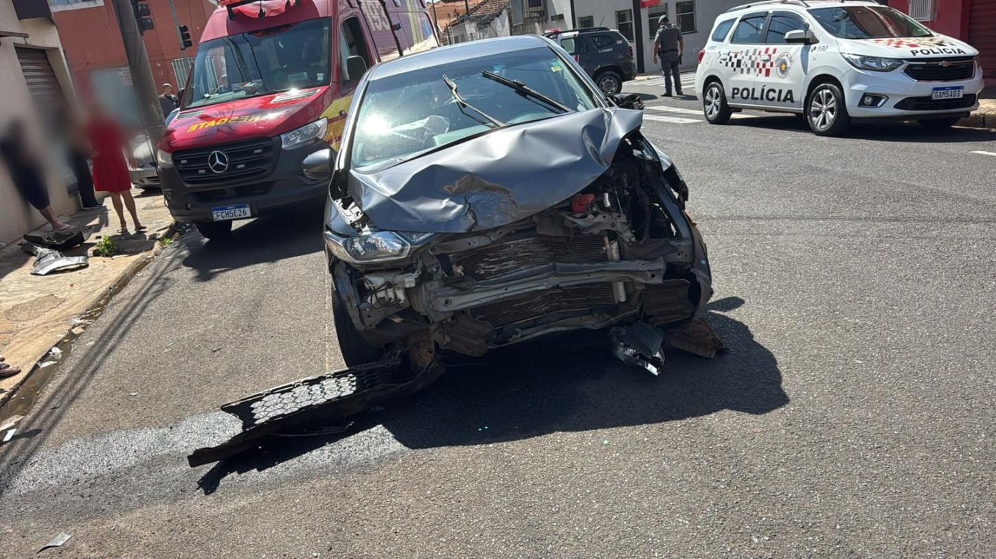 Colisão entre dois veículos deixa duas pessoas feridas na Vila Santos Dumont