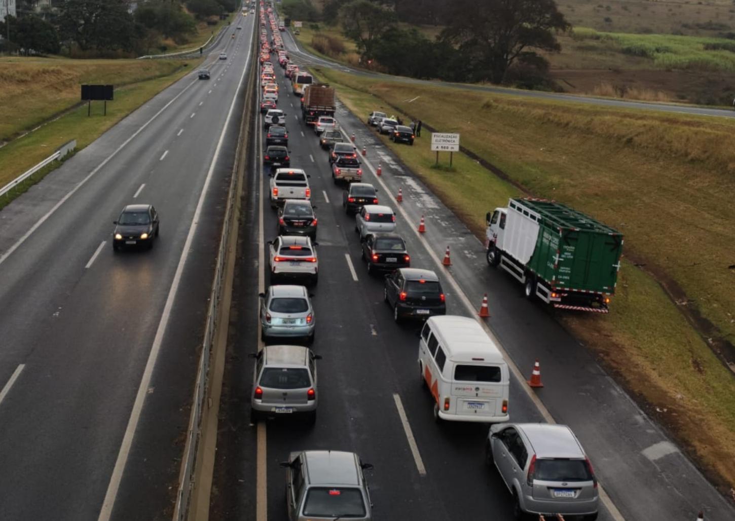 Engavetamento deixa trânsito lento na rodovia Cândido Portinari