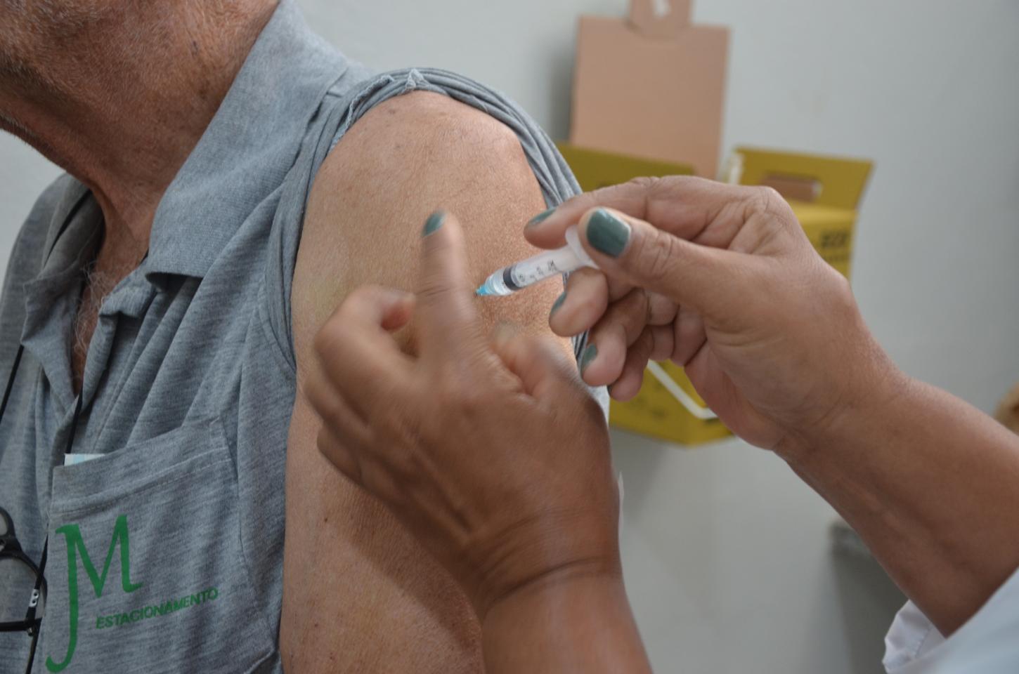 Franca amplia vacinação contra a gripe influenza e convoca população