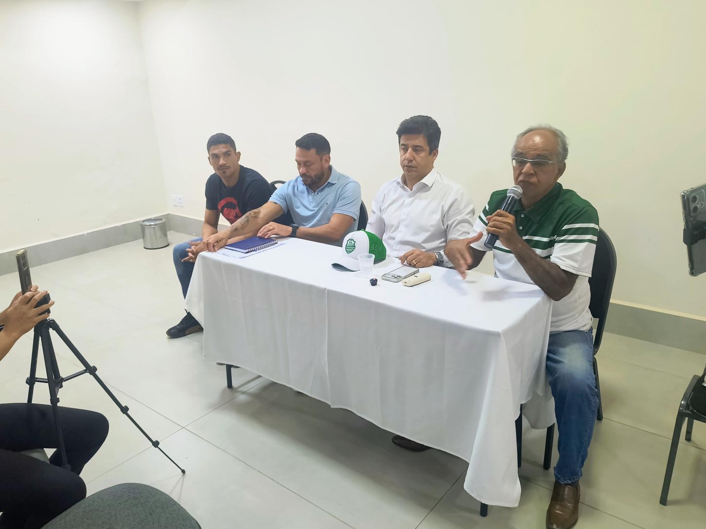 Francana apresenta parte da comissão técnica para a disputa da Copinha