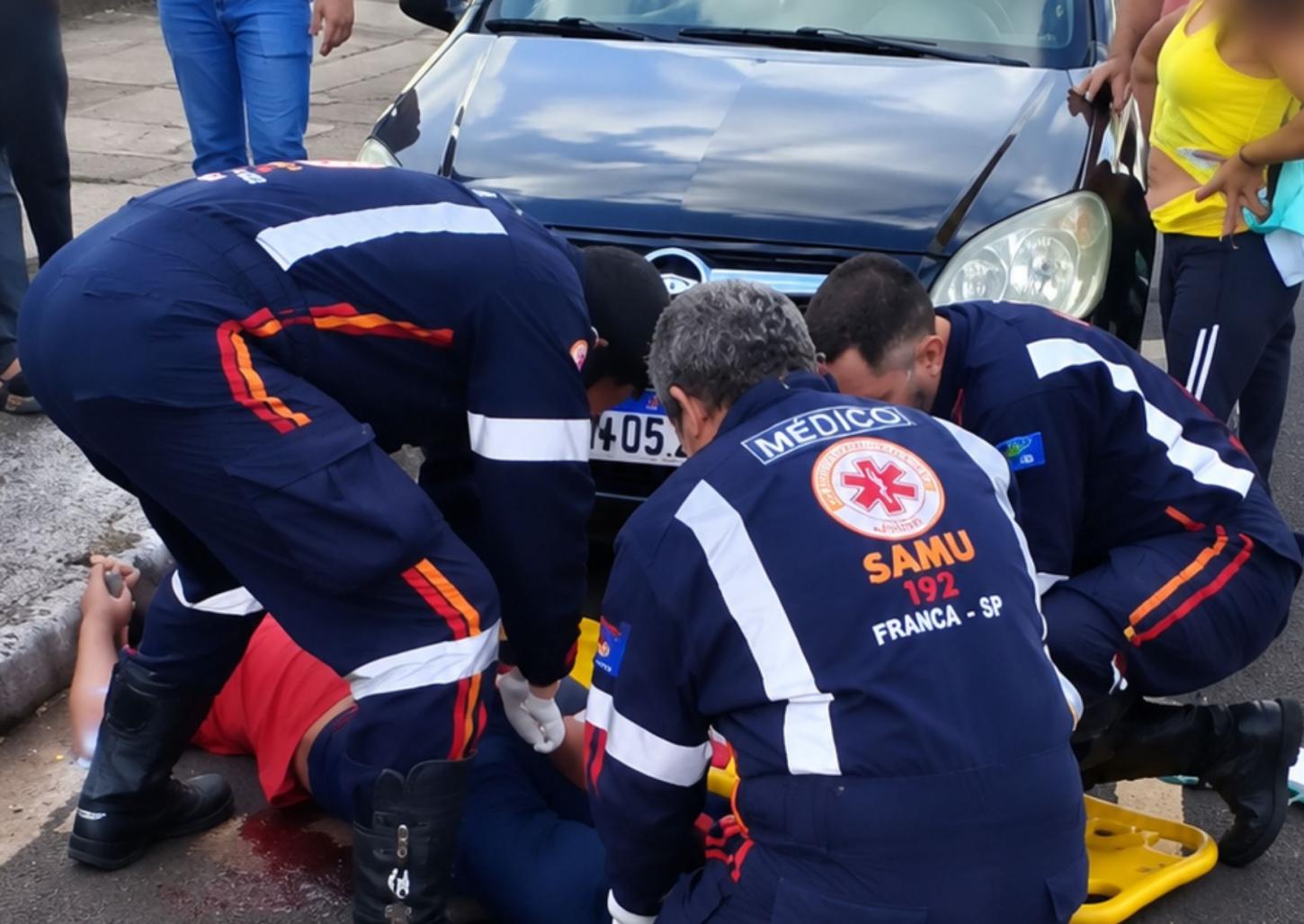 Grave acidente entre motos deixa piloto com fratura exposta 