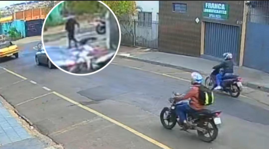 Homem desce de moto e agride sapateiro com capacete no Guanabara
