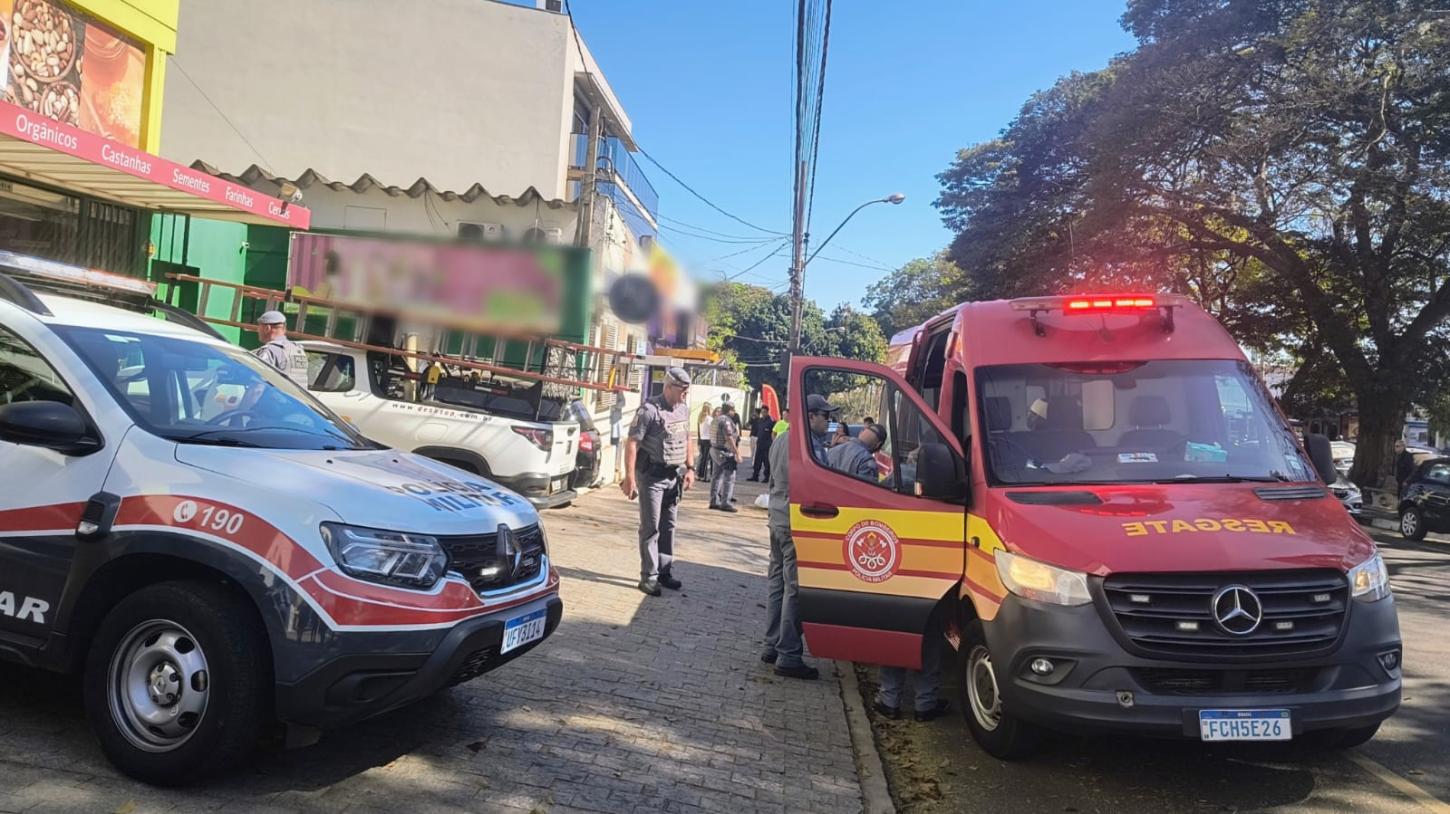 Homem é esfaqueado por mulher na porta de loja na avenida Major Nicácio