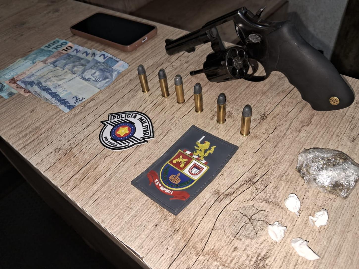 Homem é preso com revólver furtado e drogas durante operação da PM 