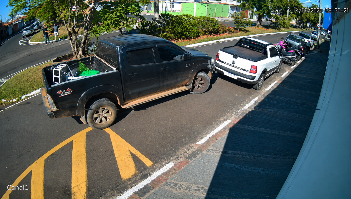 Homem procura motorista que atingiu veículo estacionado em avenida